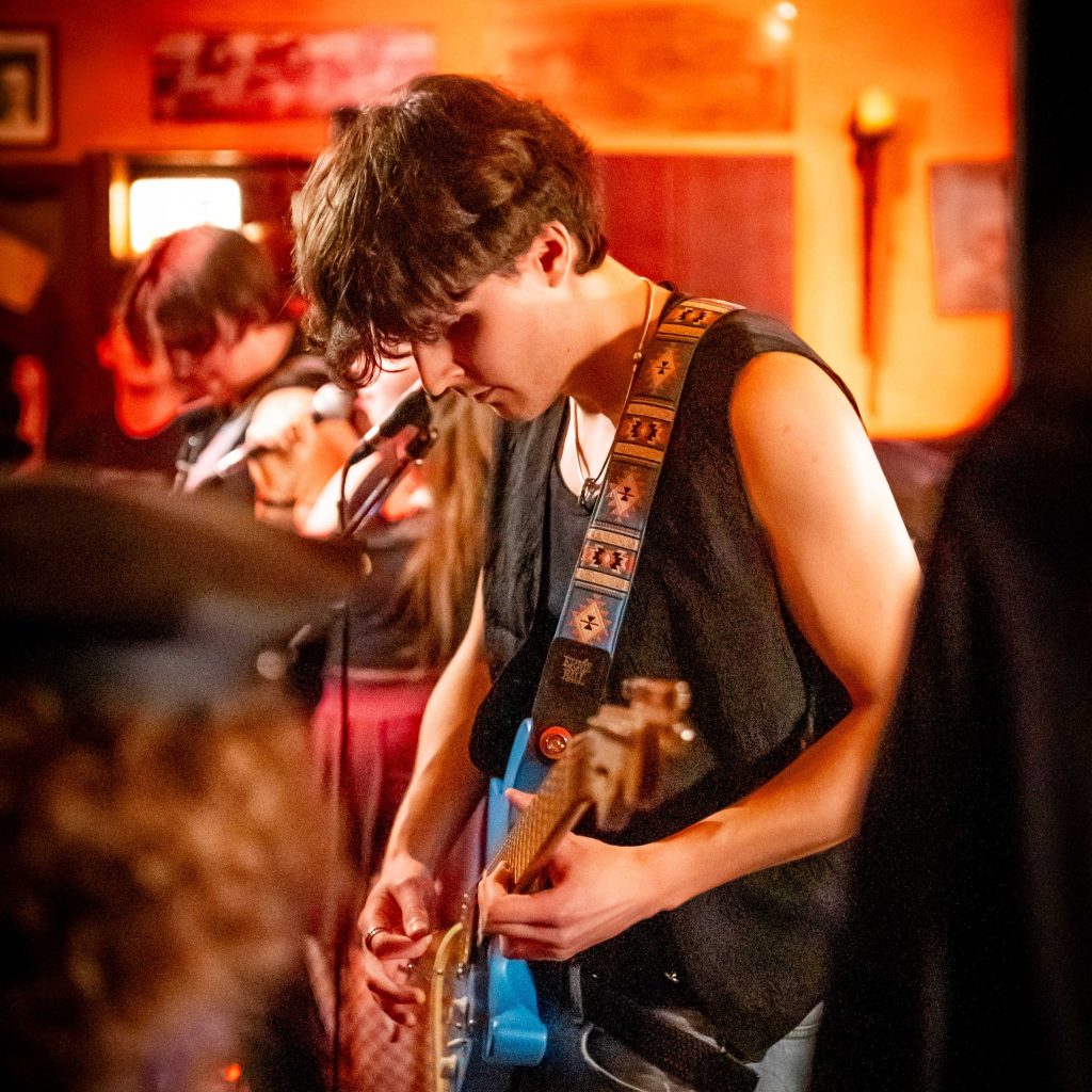 Lucca an der Gitarre